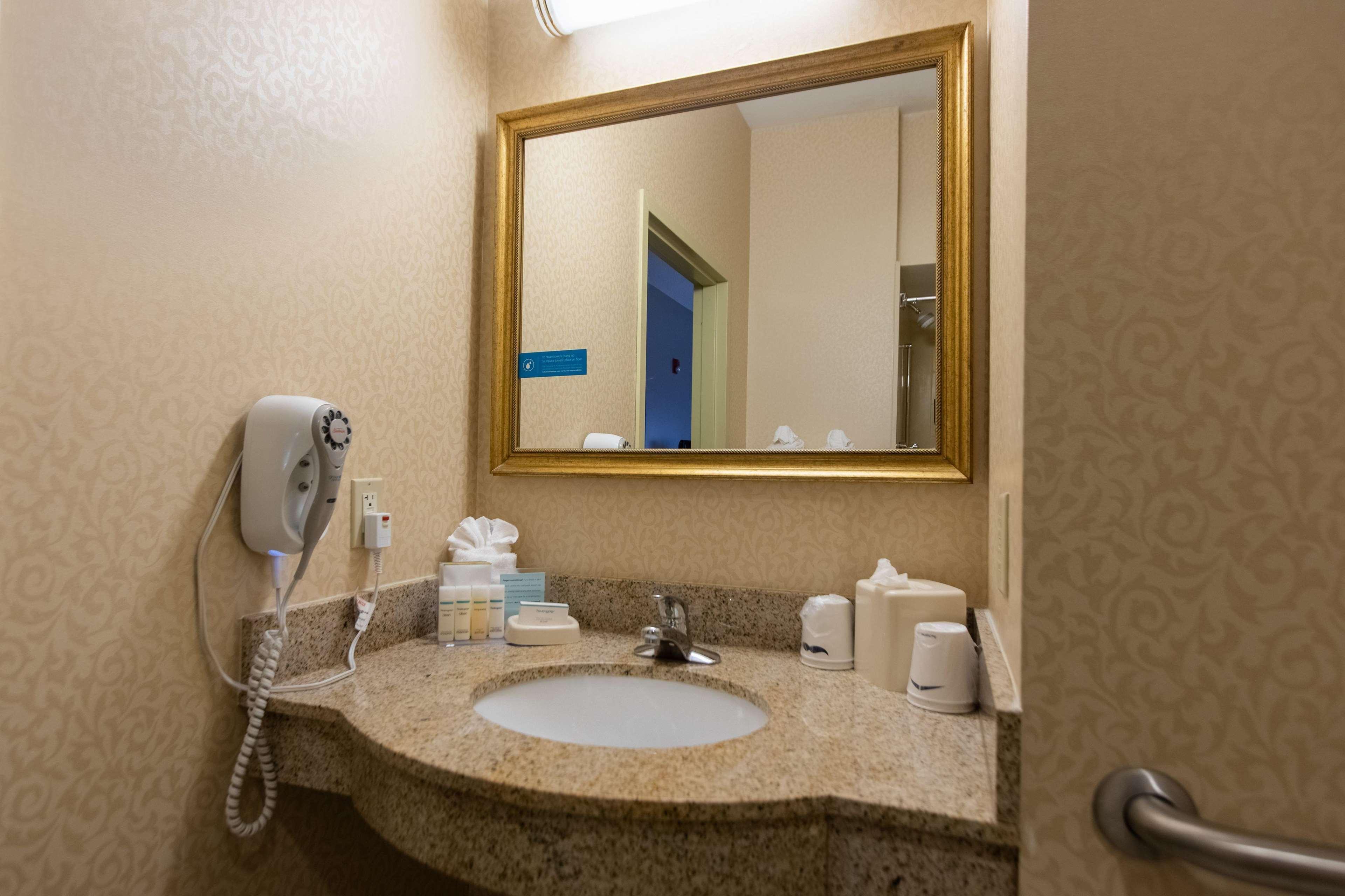 Hampton Inn Hadley-Amherst Area Екстериор снимка