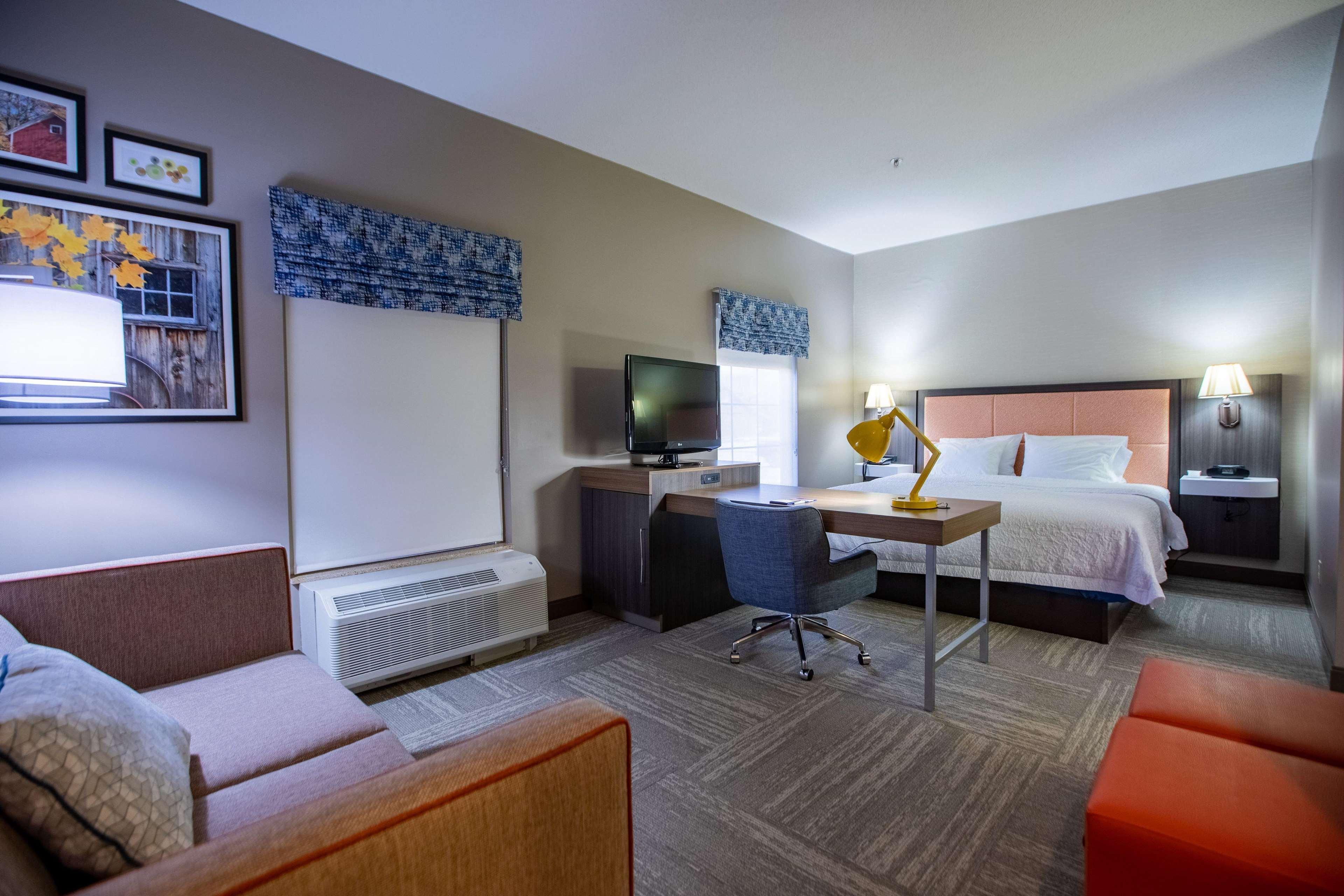 Hampton Inn Hadley-Amherst Area Екстериор снимка