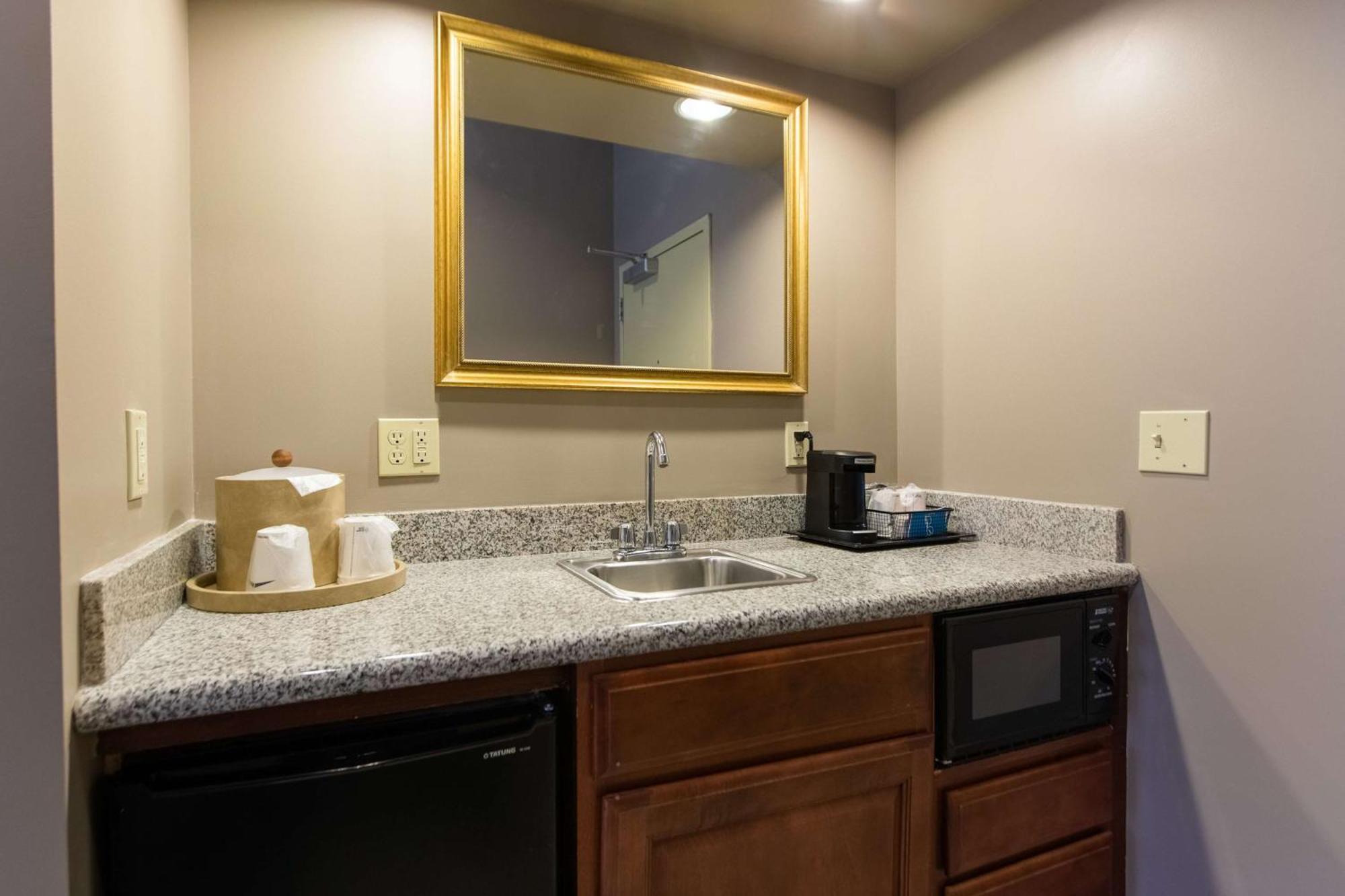 Hampton Inn Hadley-Amherst Area Екстериор снимка