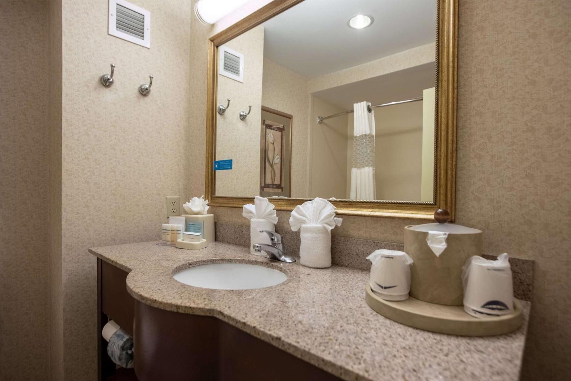 Hampton Inn Hadley-Amherst Area Екстериор снимка