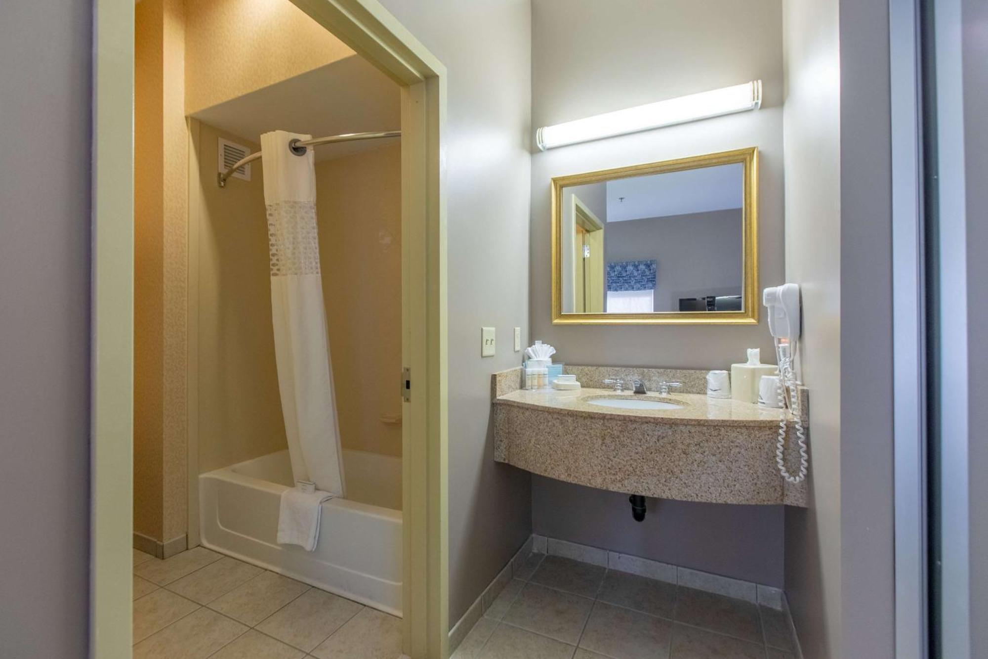 Hampton Inn Hadley-Amherst Area Екстериор снимка