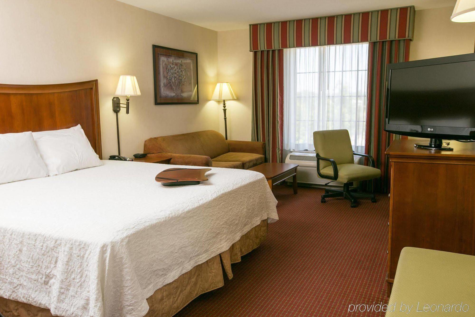 Hampton Inn Hadley-Amherst Area Екстериор снимка