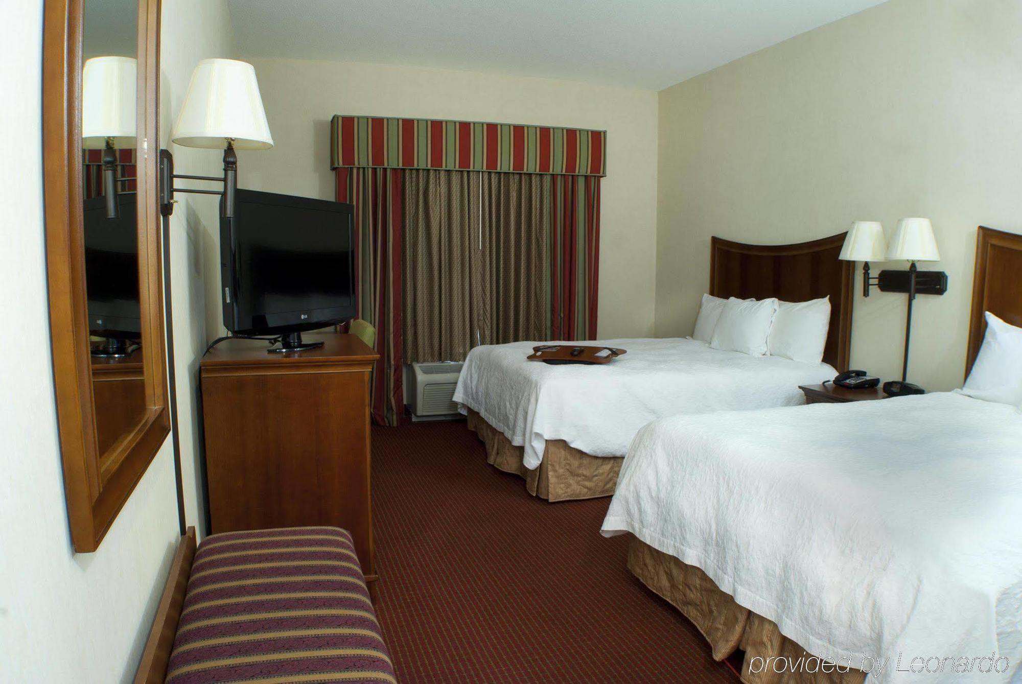 Hampton Inn Hadley-Amherst Area Стая снимка